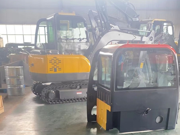 40度炎熱天氣高溫，國外客戶定制輪挖，附帶輔具貝殼斗，裝柜發(fā)貨