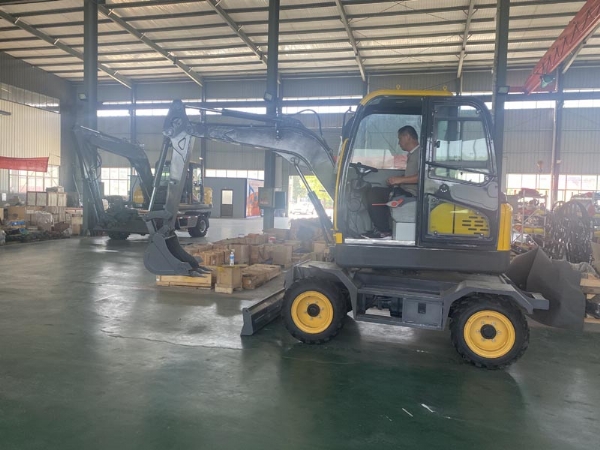 歡迎德州經(jīng)銷商前來濟寧迅猛工程機械有限公司參觀試車