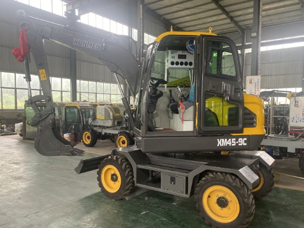 感謝菏澤鄆城客戶前來訂購爆款車型輪式45小挖機，所有工作已準(zhǔn)備完成，靜等發(fā)車！